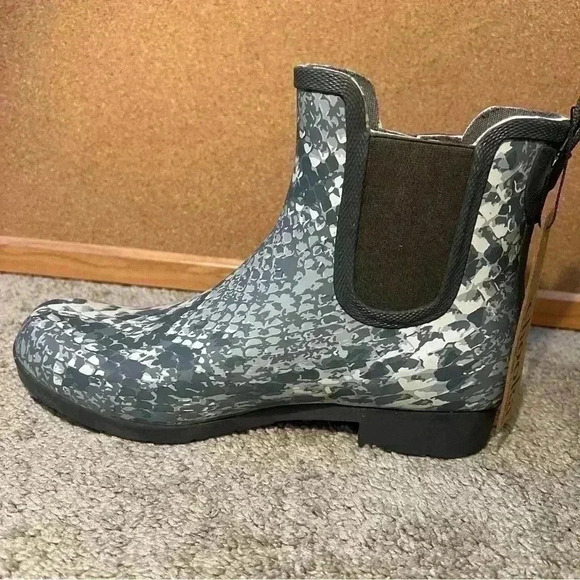 Chooka Women's Snake Print Eastlake Rain Boots Size 6 Gray Booties - Picture 5 of 9